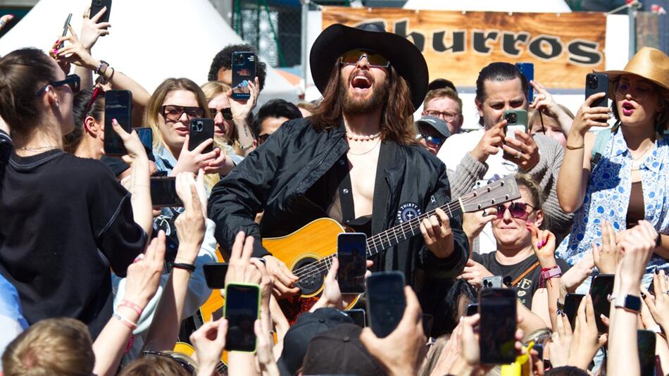 Jared Leto am Montagnachmittag in Berlin auf dem Alexanderplatz.