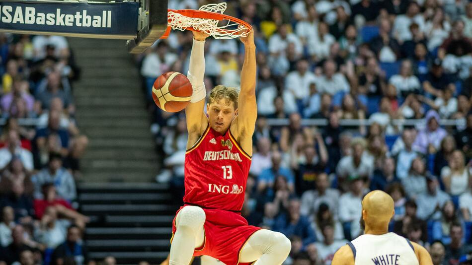 Der deutsche Basketball-Nationalspieler Moritz Wagner hängt im Test gegen die USA am Ring