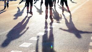 Inlineskater fahren in der Abendsonne