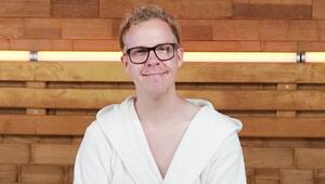 Moderator und Podcaster Daniel Danger sitzt in einer Sauna