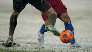 Fußballspielen im Schnee