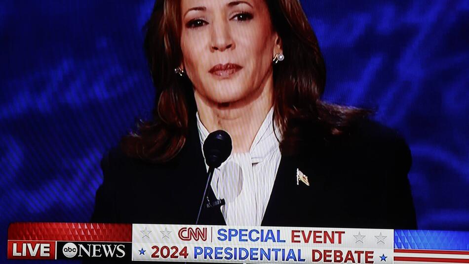 Kamala Harris trägt beim ersten TV-Duell mit Donald Trump Perlenohrringe mit Goldhalterung.