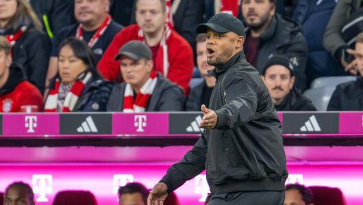 Bayern-Trainer Vincent Kompany während des Spitzenspiels gegen Bayer Leverkusen