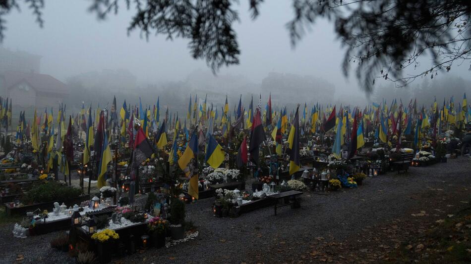 Soldatenfriedhof in der Ukraine