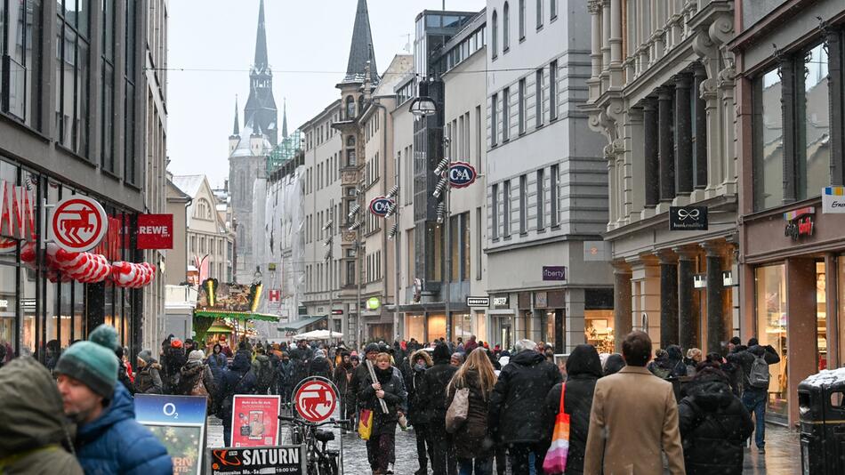 Fußgänger in der Innenstadt von Halle (Saale)