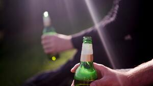 Zwei Männer sitzen im Olympia-Park und trinken Bier