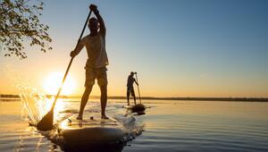 Stand-up-Paddling ist mehr als nur gemütlicher Freizeitspaß: Es ist ein effektives ...