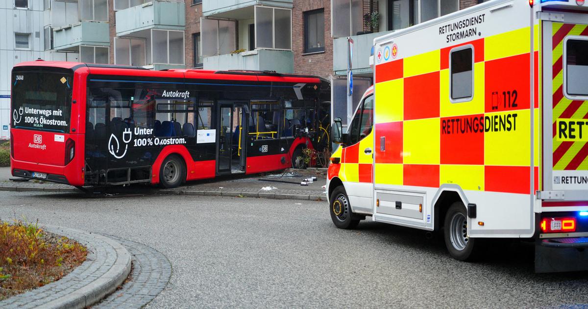 Bus carrying children crashes into apartment building in Bad Oldesloe