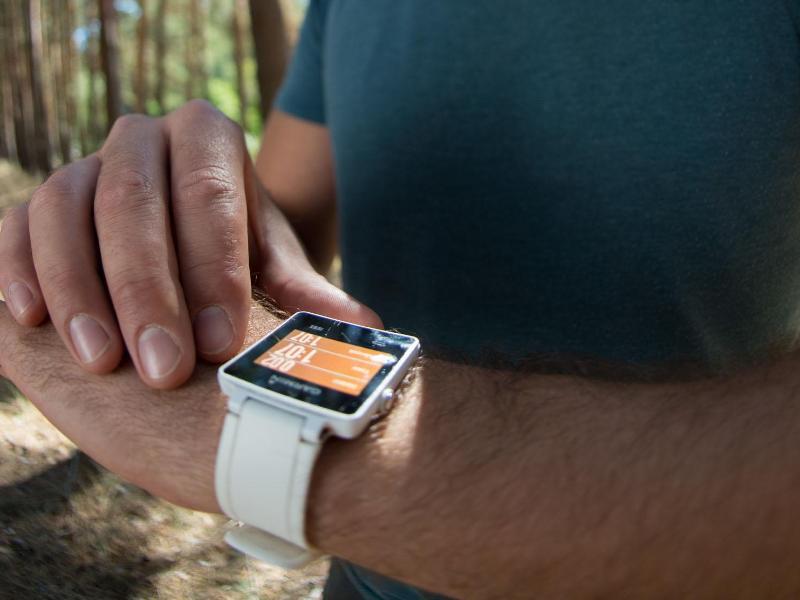 Mann tippt auf Smartwatch