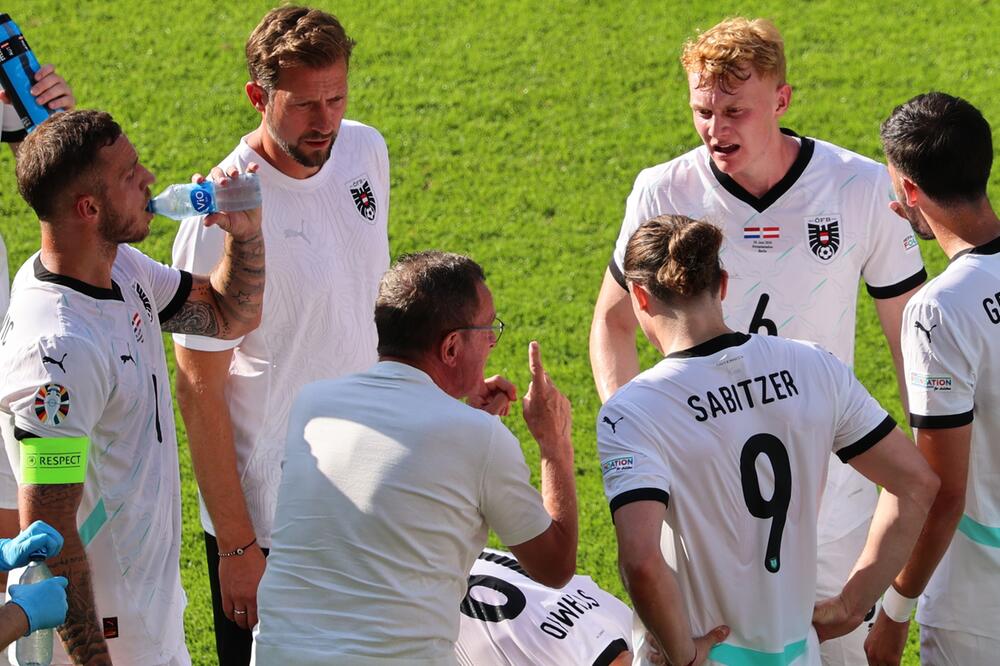 Ralf Rangnick instruiert seine Spieler während einer Trinkpause im Spiel gegen die Niederlande