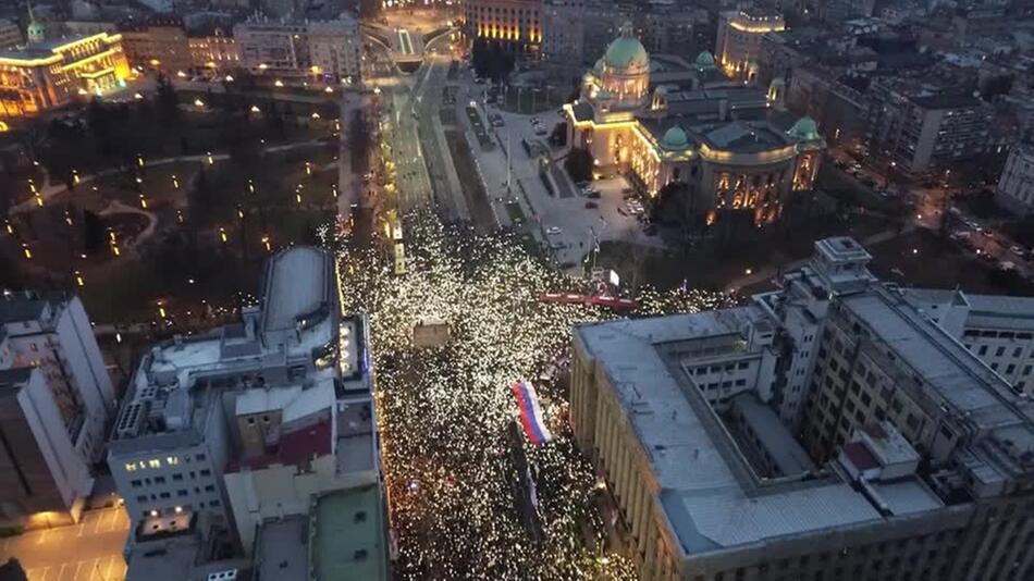 Serbien: Regierungs-Kritiker auf den Straßen von Belgrad