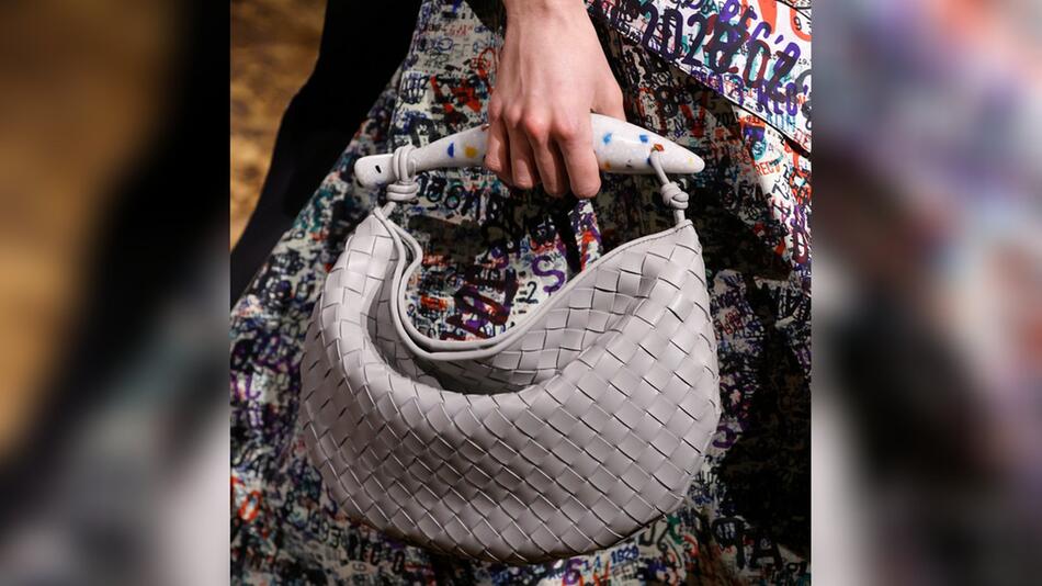 Die gewebte Tasche ist in allen Farben und Formen stylisch.