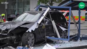 Zwei Todesopfer nach Unfall: Auto rast in Münchner Haltestelle