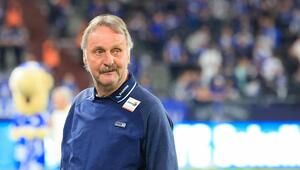 Peter Neururer als Beobachter der Partie Schalke gegen Kaiserslautern