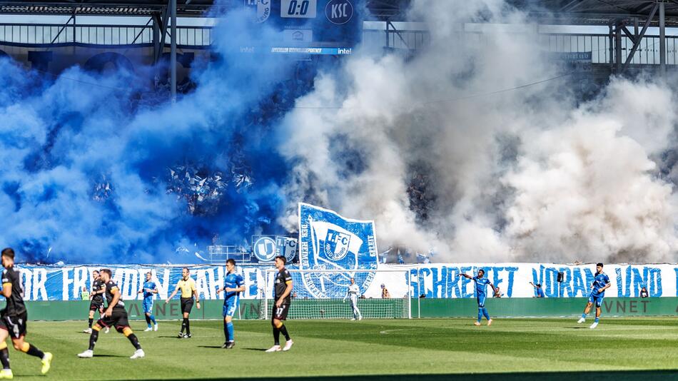 Die Fans des 1. FC Magdeburg zeigen im Spiel gegen den KSC ein fragwürdiges Banner