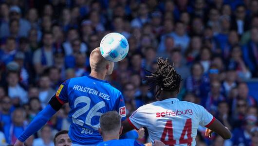 Holstein Kiel tut zuhause alles, um den Champions-League-Aspiranten aus Freiburg zu schlagen.
