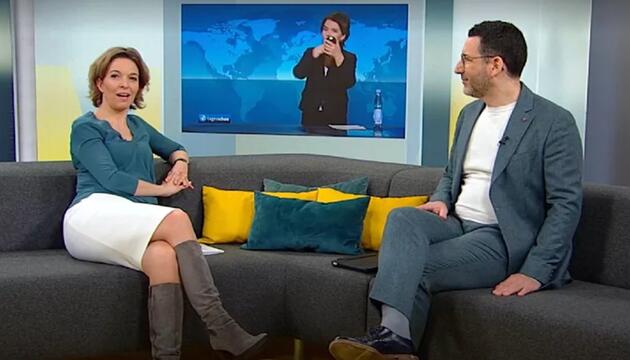 ARD-Tagesschau-Moderatorin Susanne Daubner (Mitte) schminkt sich noch, als Anna Planken und Till ...