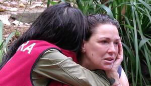 Simone Ballack wird von Mitcamperin Samira getröstet.