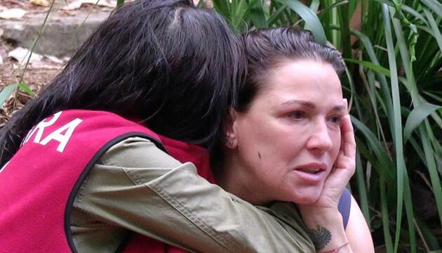 Simone Ballack wird von Mitcamperin Samira getröstet.