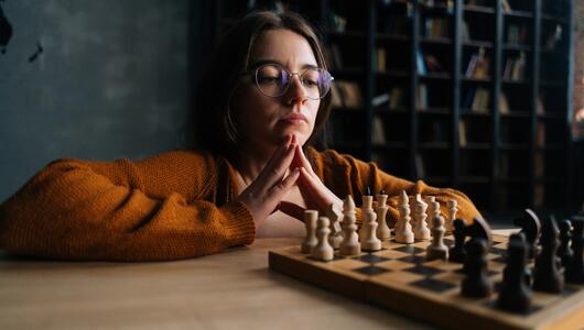 Frau spielt Schach