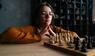 Frau spielt Schach