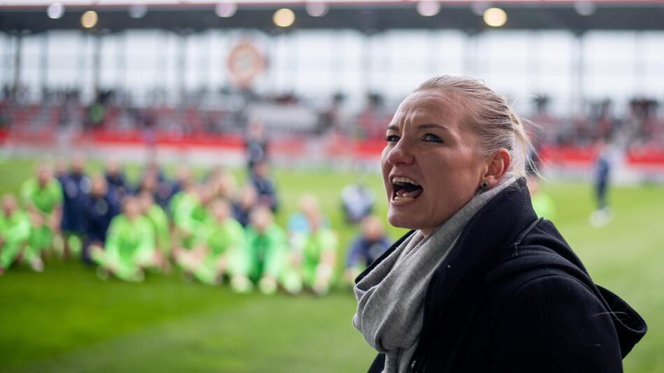 Wolfsburg Kapitänin Alexandra Popp freut sich über den Wolfsburger Sieg in München am 15. April 2023