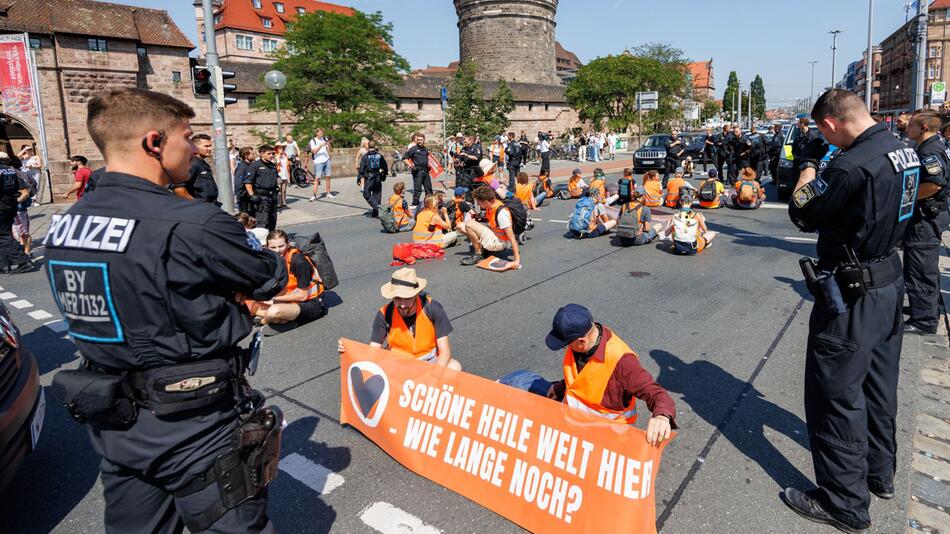 Straßenblockade der "Letzten Generation" in Nürnberg