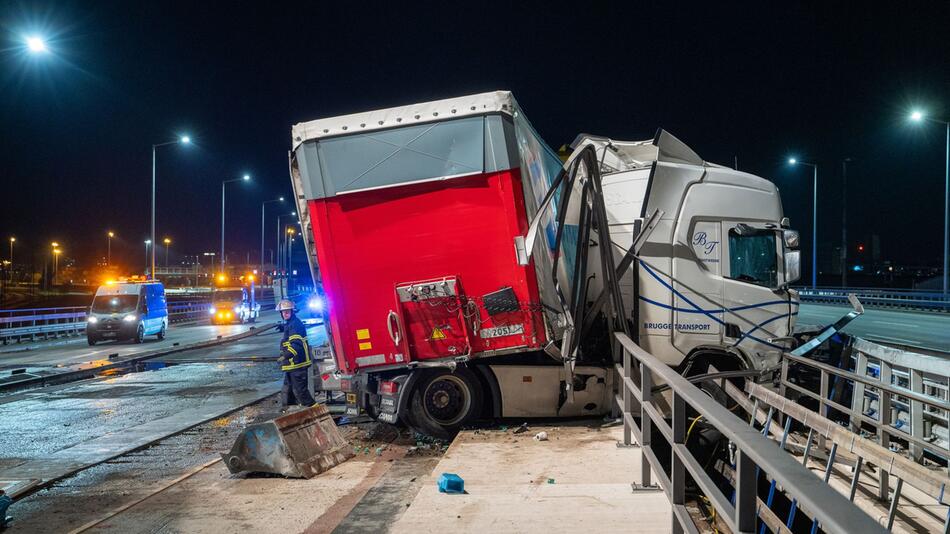 A7 nach Lastwagen-Unfall in Richtung Süden weiter gesperrt