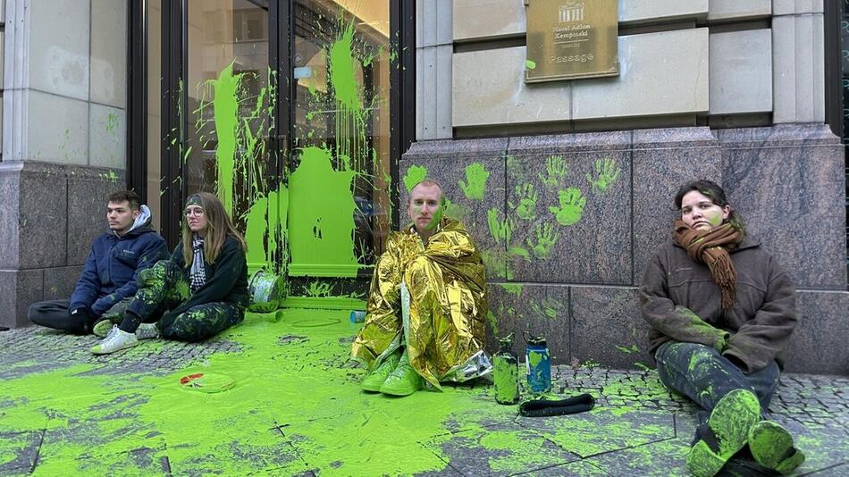 Farbattacke und Blockaden: Klimaprotest vor Berliner Luxus-Hotel