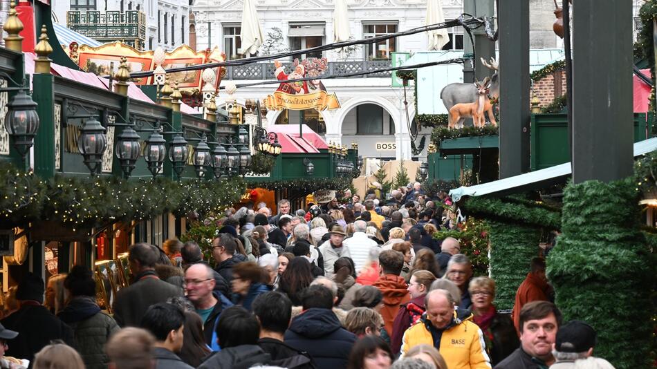 Hamburger Weihnachtsmarkt auf dem Rathausmarkt