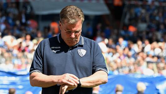 Bochums Trainer Dieter Hecking schaut während des Heimspiels gegen Mainz auf seine Uhr.