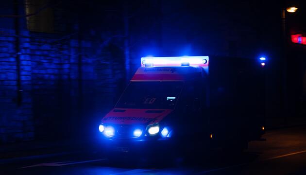 Rettungswagen im Einsatz - Symbolbild