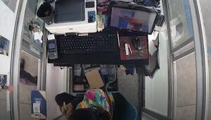 Schreckmoment: Schlange kriecht Tankstellenkassiererin über die Schulter