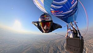 Slalom in der Luft: Wingsuit-Star umkurvt Heißluftballons