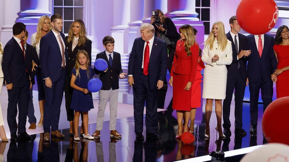 Donald Trump und seine Ehefrau Melania (m.) mit zahlreichen Familienmitgliedern beim Parteitag ...