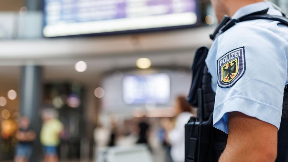 Polizist im Nürnberger Hauptbahnhof