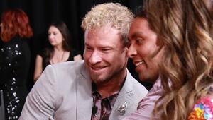 Brian Littrell posiert mit Fans im Mai 2025.