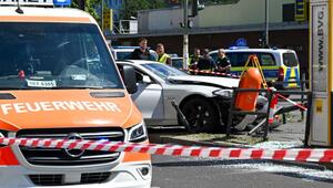 Schwerer Autounfall an Tramhaltestelle in Prenzlauer Berg
