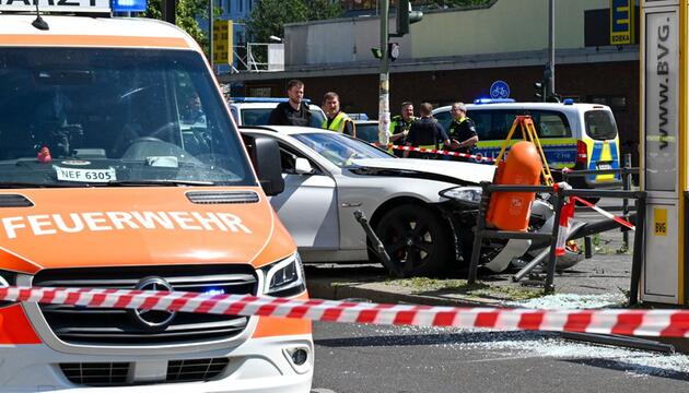 Schwerer Autounfall an Tramhaltestelle in Prenzlauer Berg