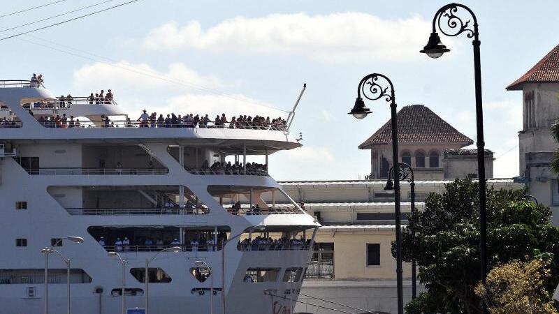 Kreuzfahrtschiff im Hafen von Havanna