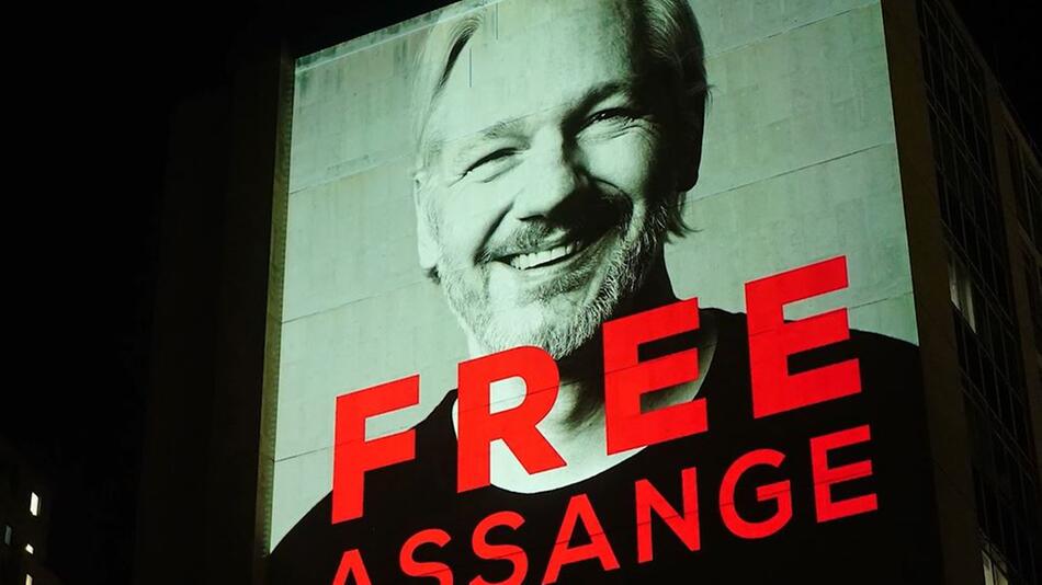 Plakat mit Free Assange Aufschrift