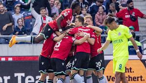 Spieler von Hannover 96 jubeln über den Treffer zum 1:0 gegen Wehen Wiesbaden.