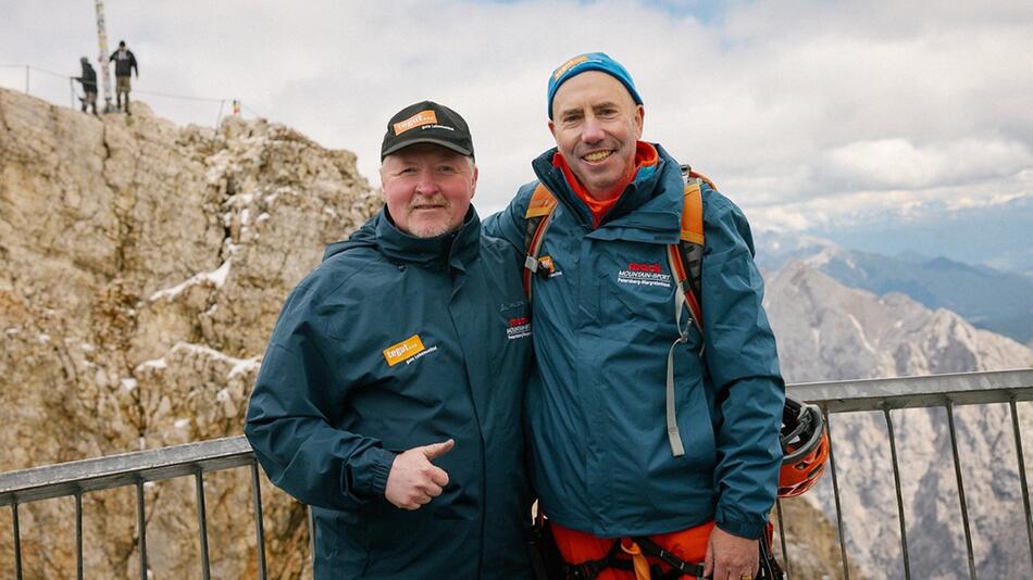 Joey Kelly (l.) mit tegut-Geschäftsführer Thomas Gutberlet auf der Zugspitze