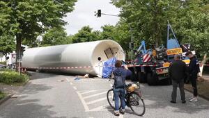 Lkw verliert Windrad-Bauteil: Straße in Elmshorn blockiert