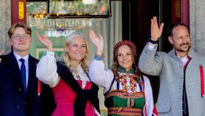 Mette-Marit (2.v.l.) und Haakon (r.) mit ihren Kindern, Prinz Sverre Magnus und Prinzessin ...