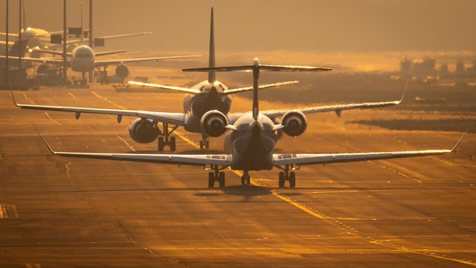 Flugzeuge im letzten Tageslicht