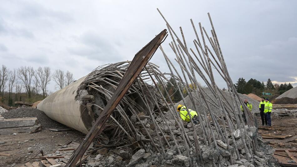 Sprengung eines 40 Meter hohen Industrieschornsteins