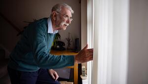 Senior neugierig Fester Nachbarn