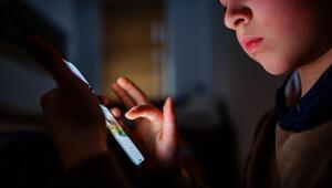 Ein Junge mit einem Smartphone