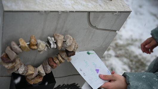 Grabsteine mit Briefschlitz